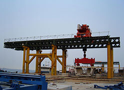 Gantry crane with bailey panel