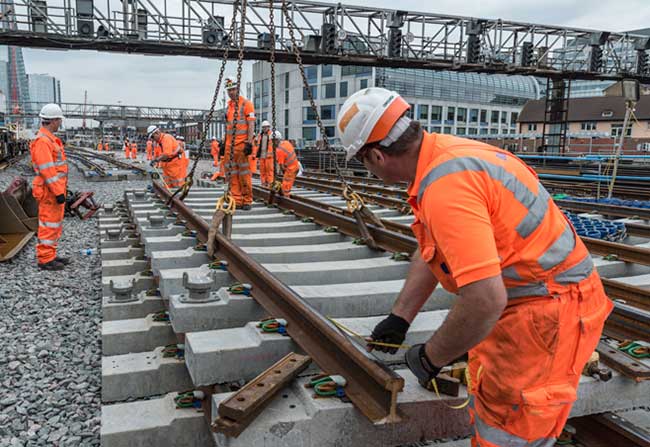 railway-fishplate-installation-in-North-America